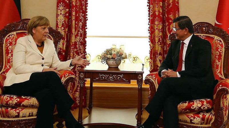 Davutoğlu ile Merkel bir araya geldi