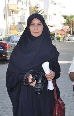 CHP'lilerden başörtülü gazeteciye saldırı