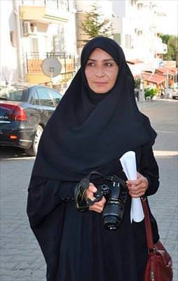 Başörtülü gazeteciye yine saldırdılar