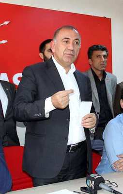 Gürsel Tekin'e memleketinde büyük şok