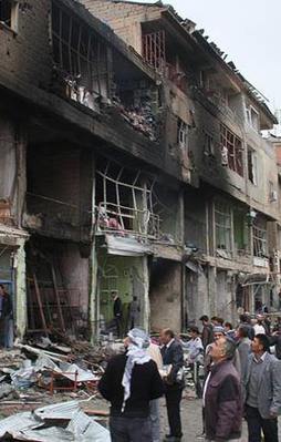 Hakkari'de bomba yüklü araçla saldırı