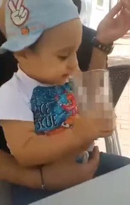 Çocuğa sigara ve içki içtiren baba!