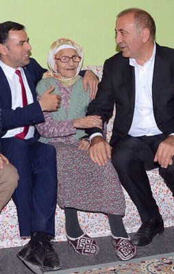 CHP'li vekiller yine eve ayakkabıyla girdi