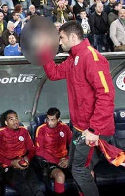Burak Yılmaz'dan Fenerbahçeli taraftarlara olay hareket