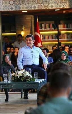 Başbakan Davutoğlu gençlerle buluştu