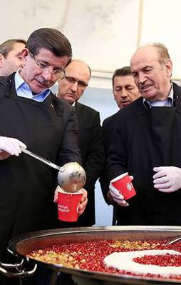 Davutoğlu'ndan vatandaşa aşure ikramı