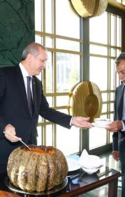 Erdoğan kendi elleriyle ikram etti