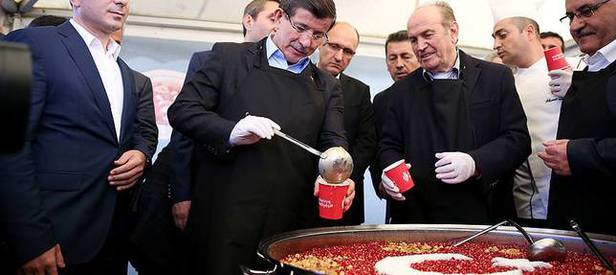 Davutoğlu'ndan vatandaşa aşure ikramı