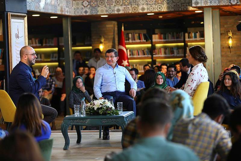 Başbakan Davutoğlu gençlerle buluştu