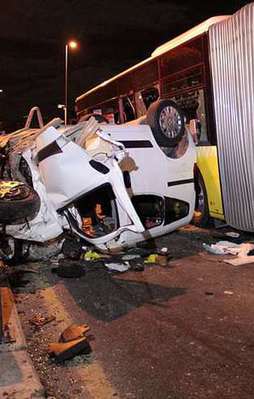 Otomobil metrobüse çarptı: 5 ölü