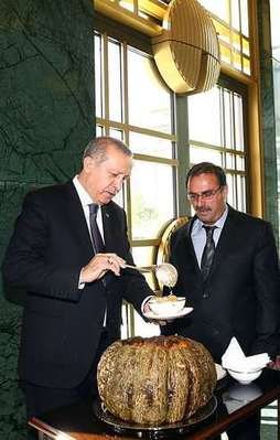 Erdoğan muhtarlara aşure ikram etti