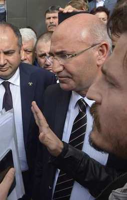 Görevini yapan polise paralel engel