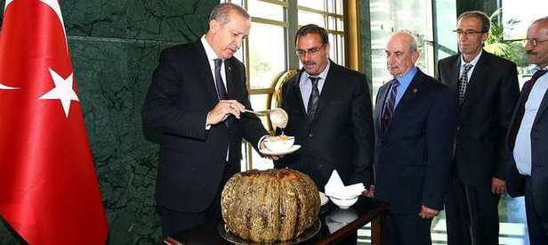 Erdoğan kendi eliyle muhtarlara aşure ikram etti