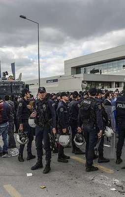 İpek Medya önünde polise mukavemet