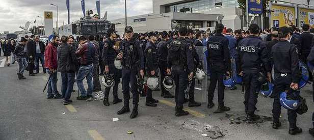 İpek Medya önünde polise mukavemet