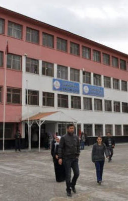 Yüksekova'da seçmene PKK engeli