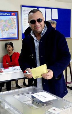 Ünlüler sandık başına giderek oy kullandı