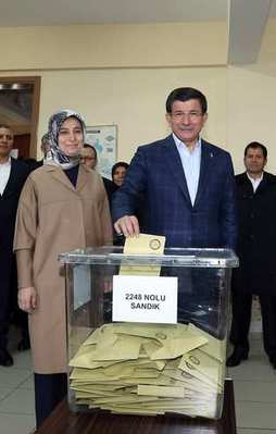 Davutoğlu'nun oy kullandığı sandıkta AK Parti birinci