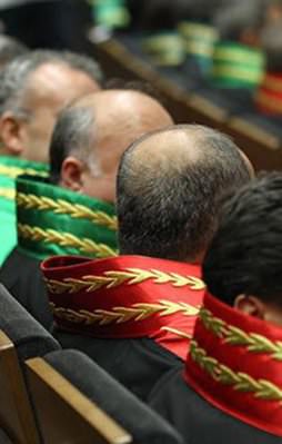 54 hakim ve savcıya yurt dışına çıkma yasağı