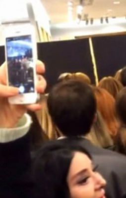 Ünlüler ürün için birbirlerini ezdi