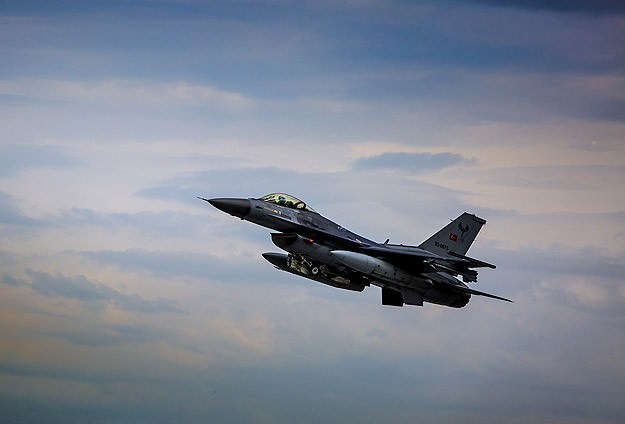 Türk jetleri Kuzey Irak'a girdi