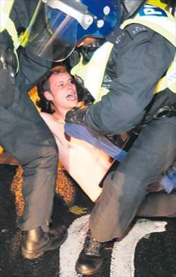 Kraliçenin maskesi düştü