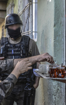 Diyarbakırlı vatandaşlardan polis ekiplerine destek