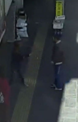 Yolun ortasında kadını taciz etti