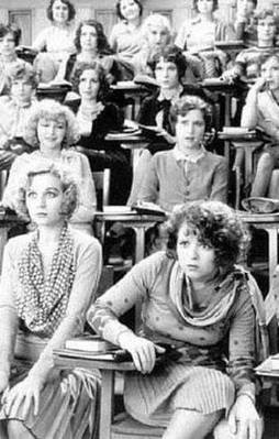 Sizce bu kadınlar şaşkınlıkla nereye bakıyor?