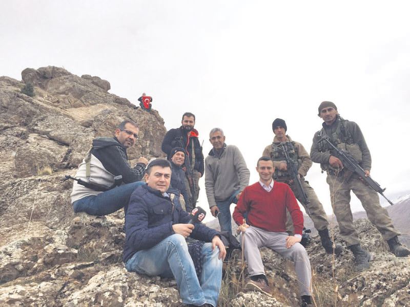 O tepeye gittik bayrağı diktik