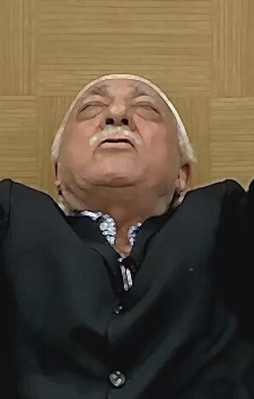 Gülen yine beddua etti