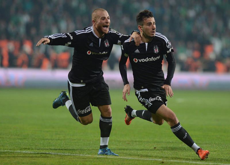 Kartallar yüksekten uçar