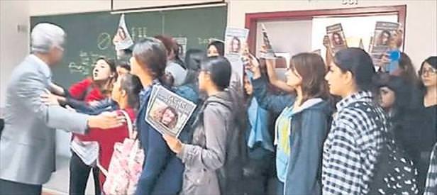 Kızlar sınıf bastı