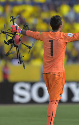 Muslera havadaki Drone'u yakaladı