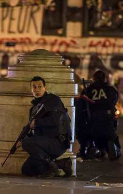 Paris Cumhuriyet Meydanı'nda çatışma!