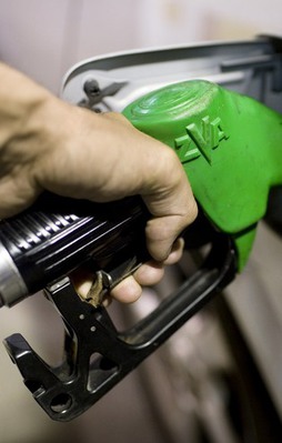 Benzin fiyatlarına indirim geldi