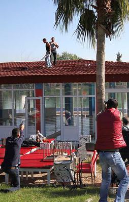 Kaçak büfe işleten Adanalı polisle çatıştı