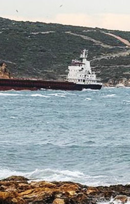 Çanakkale Boğazı'nda yük gemisi karaya oturdu