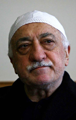 FETÖ takip için eşleri kullanıyor