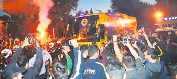 Fenerbahçe’ye Adana’da coşkulu karşılama