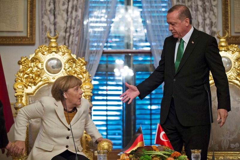 AB Cumhurbaşkanı Erdoğan'a diz çöktü