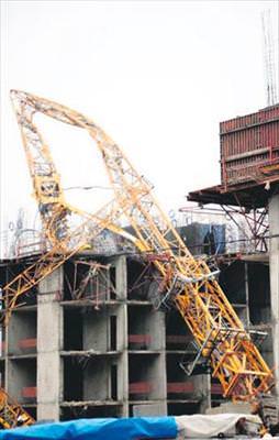 Vinç devrildi operatör öldü