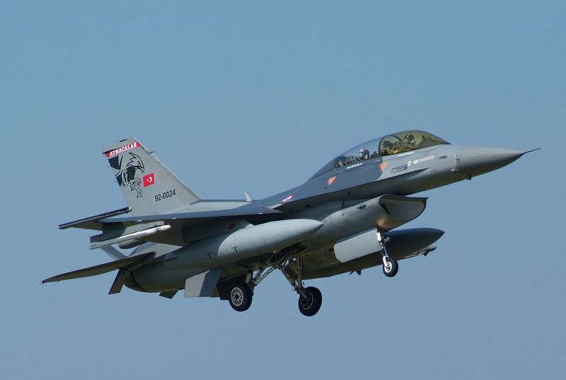 Türk jetine "taciz"