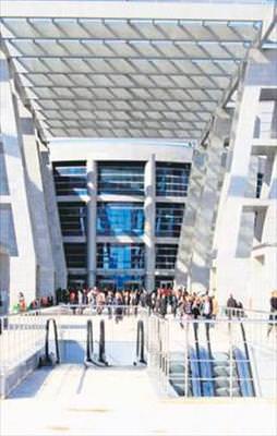 Adliye tuvaletinde silah bulundu