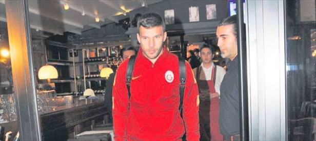 Poldi çıldırdı!