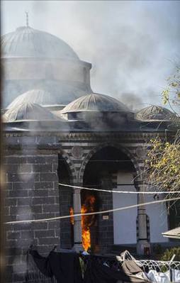 Teröristler tarihi camiyi yaktı
