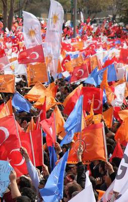 AK Parti'ni̇n seçim otobüsü kundaklandı