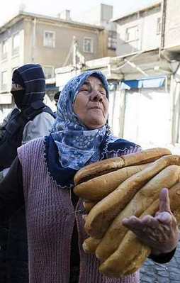 Özel harekat ekmek dağıttı