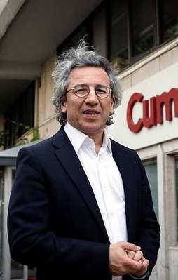 Gardiyanlar Dündar'a dava açıyor