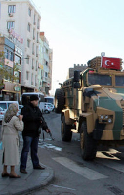 Askeri araçlar Sur'a girdi